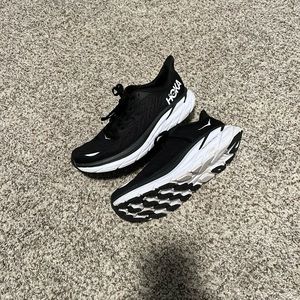 Clifton 8. Black and white hokas barely worn!